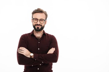 Eyewear kendine güvenen genç bir adam portresi