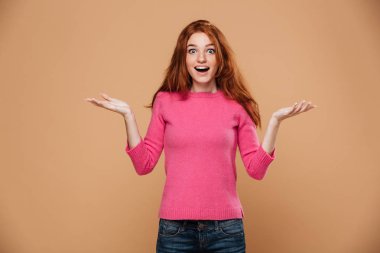 Bir neşeli genç Kızıl saçlı kız portresi