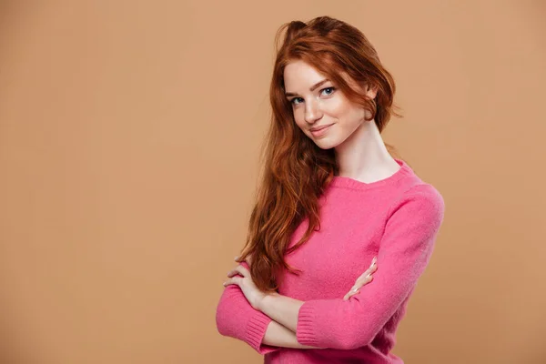 Närbild porträtt av en attraktiv ung rödhårig flicka — Stockfoto