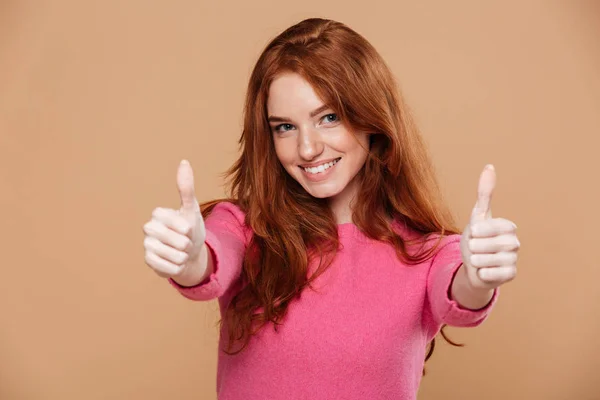 De cerca retrato de una alegre chica pelirroja bonita —  Fotos de Stock