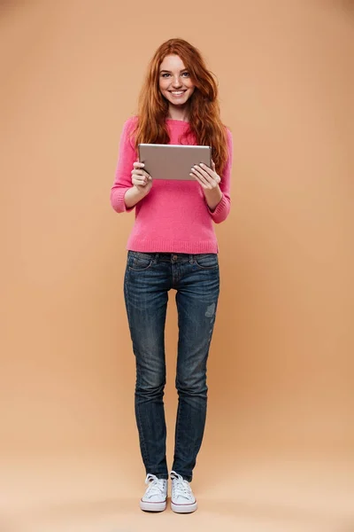 Pełna długość Portret uśmiechający się ładny redhead dziewczyna — Zdjęcie stockowe