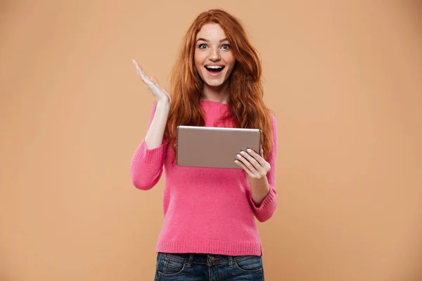 Tablet tutan bir mutlu neşeli Kızıl saçlı kız portresi — Stok fotoğraf