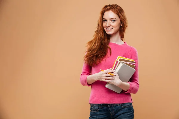 Portrait d'une jolie rousse souriante — Photo