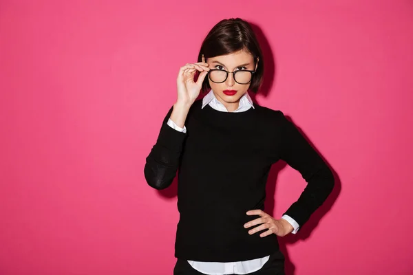 Porträtt av en ung allvarliga affärskvinna i glasögon — Stockfoto
