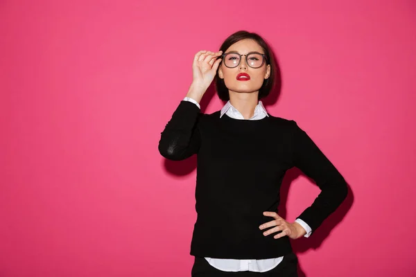 Retrato de una joven atractiva mujer de negocios con gafas —  Fotos de Stock