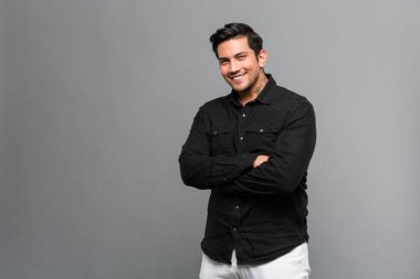 Yakışıklı neşeli genç adam izole ayakta