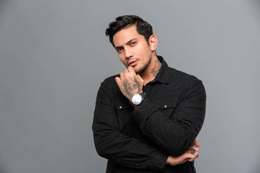 Genç adam izole ayakta ciddi konsantre