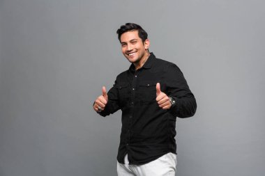 Başparmak gösterilmesini gülümseyen yakışıklı delikanlı.