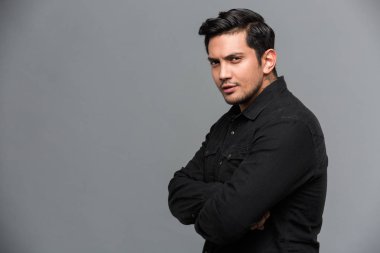 Genç adam izole ayakta ciddi konsantre