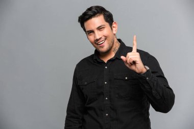 Neşeli genç yakışıklı adam izole ayakta