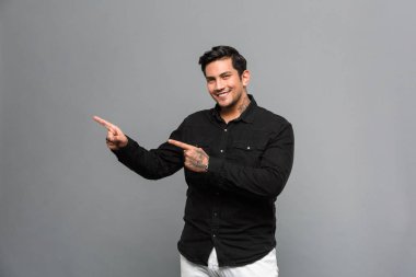 Neşeli genç yakışıklı adam izole ayakta