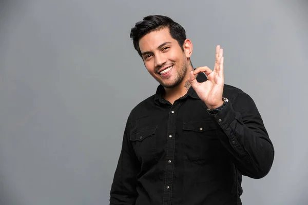 Cheerful young handsome man showing okay gesture. — Stock Photo, Image