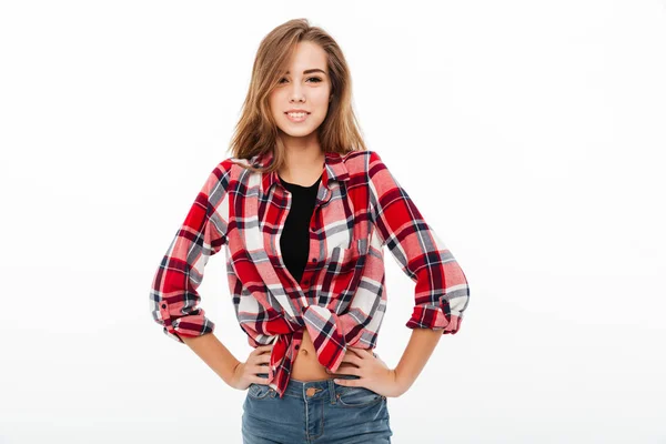 Portrait d'une fille décontractée souriante en chemise à carreaux — Photo