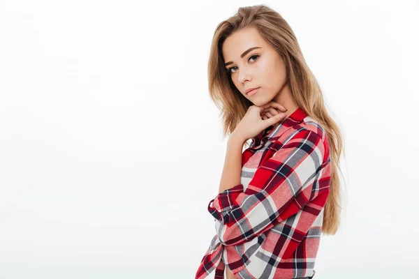 Porträtt av en ung vacker flicka i rutig skjorta — Stockfoto