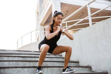 Kendine güvenen fitness kadın portresi