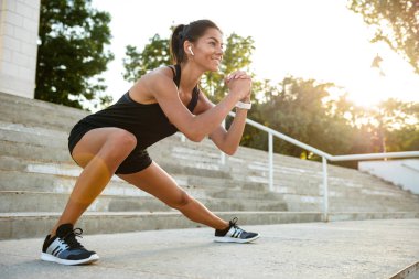Kulaklık gülümseyen bir fitness kadın portresi