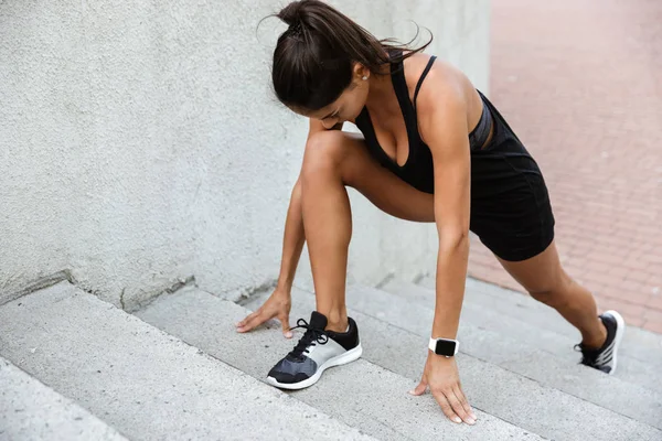 Porträtt av en fitness kvinna gör sport övningar — Stockfoto