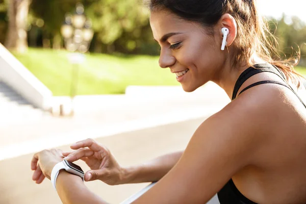 Primer plano de una feliz mujer de fitness apoyada en un riel — Foto de Stock