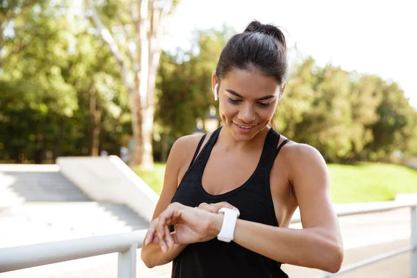 Primer plano de una mujer fitness sonriente — Foto de Stock