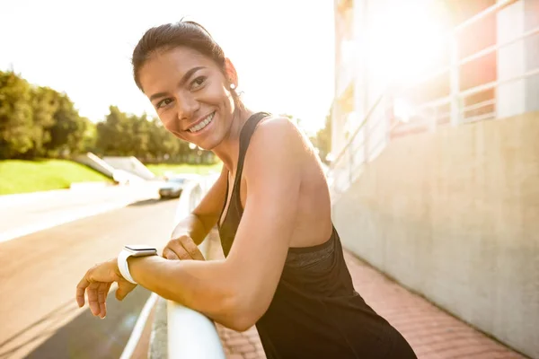 Gülümseyen bir fitness kadını portresi — Stok fotoğraf