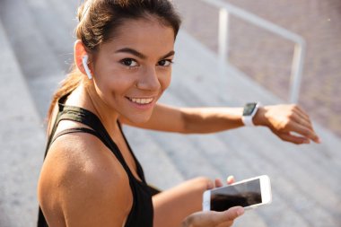 Kulaklık gülümseyen bir fitness kız portresi