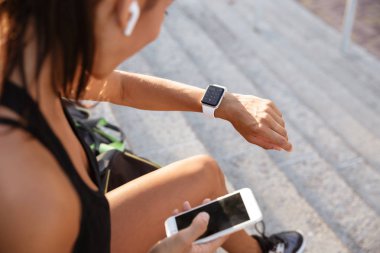 Kulaklık bir genç fitness kız portresi