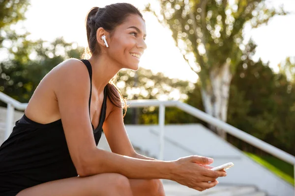 Portret dziewczynki fitness szczęśliwy słuchawki — Zdjęcie stockowe