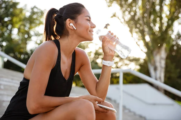 Kulaklık gülümseyen bir fitness kız portresi — Stok fotoğraf