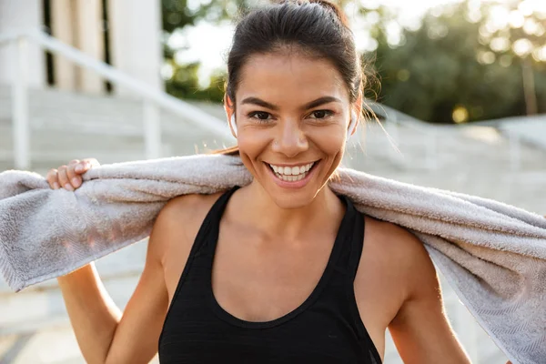 Porträt eines glücklichen Fitness-Girls mit Handtuch auf dem Rücken — Stockfoto