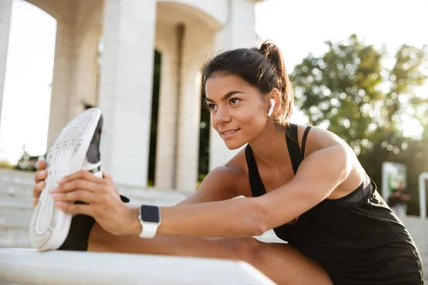 Gülümseyen bir fitness kadını portresi — Stok fotoğraf