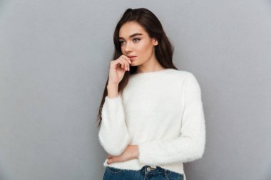 Yakın çekim portre sevimli düşünceli esmer kadın arıyorum 