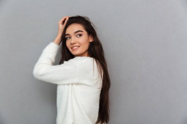 Bir kenara seyir moda kız uzun saçlı başını, dokunmadan