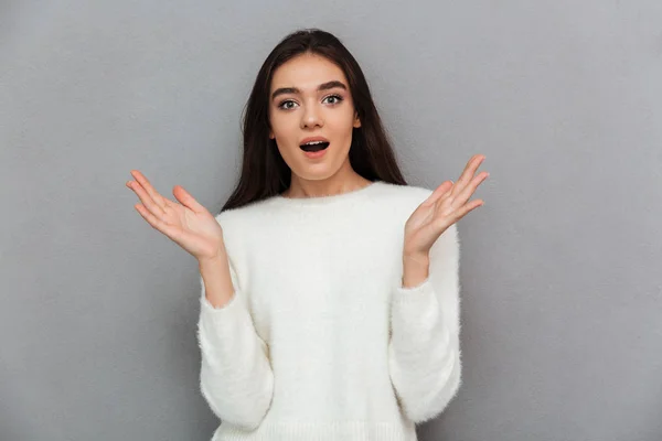 Nahaufnahme Porträt einer überraschten schönen brünetten Frau im Stehen — Stockfoto