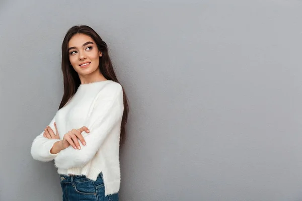 Krásná usměvavá brunetka žena v stojící bílý svetr s — Stock fotografie
