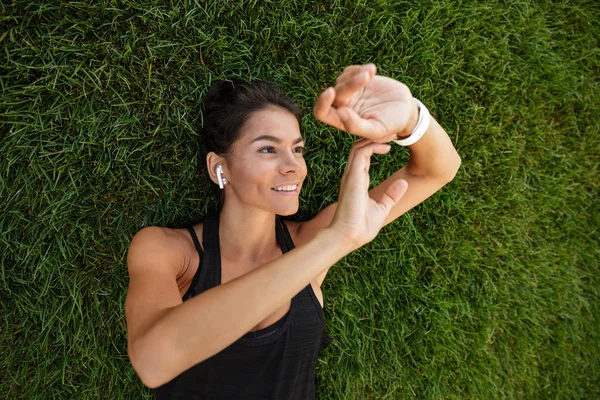 Vista superior de una chica de fitness feliz en los auriculares — Foto de Stock