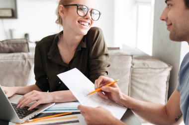 Genç Bayan laptop ile çalışırken onu adam arıyorum