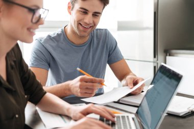 Onu adam evde dizüstü bilgisayar ile gülümseyen severler çalışmak