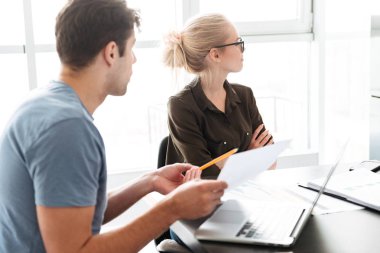 Genç adam onun kadınla konuşmaya çalışıyorum yan görünüm