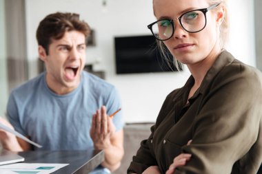 Genç sarışın Bayan kamera adam çığlık iken ona bakarken