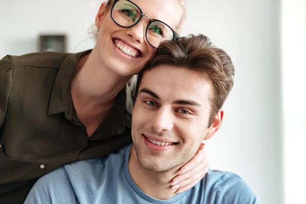 Porträt eines schönen Paares mit Kamera — Stockfoto