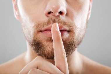 Yarım erkekler yüz portresi kapatın