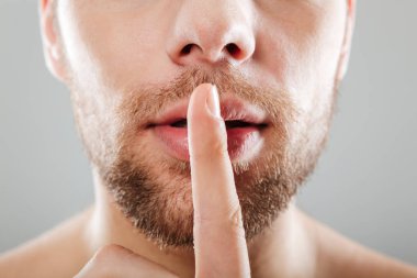 Yarım genç erkekler yüz portresi kapatın