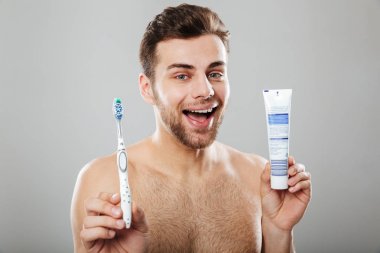 Neşeli yarı çıplak insan portresi