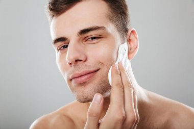 Yakışıklı bir adamın portresini yakından çek.