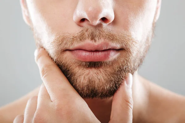 半分の男性のひげを生やした顔の肖像画を間近します。 — ストック写真