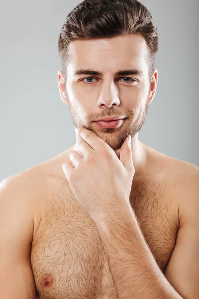 Retrato de cerca de un hombre barbudo medio desnudo sonriente —  Fotos de Stock