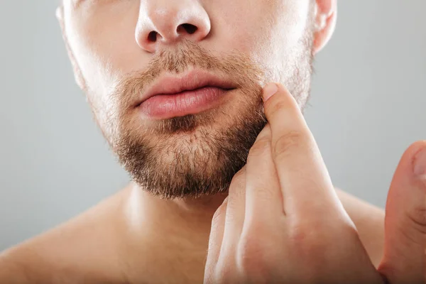 Крупним планом портрет бородатого половини чоловічого обличчя рукою — стокове фото