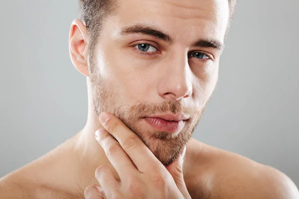 Imagen recortada de un hombre barbudo guapo — Foto de Stock