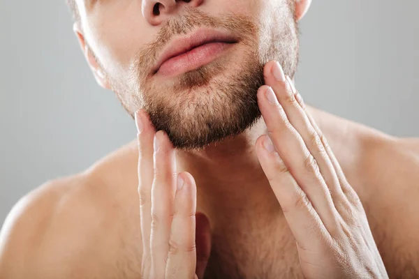 Обрізаний портрет красивого бородатого чоловіка — стокове фото