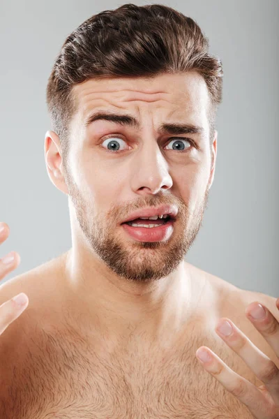 Närbild porträtt av en rädd halv naken man — Stockfoto